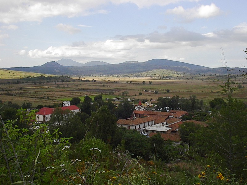 Vista panor�mica del centro del pueblo de Huiramba y de parcelas cercanas. Toma realizada desde el sur en una parte alta.
