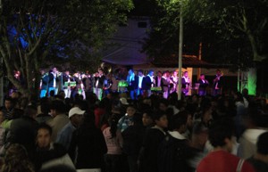 Fotografía - Gente y banda de música en un baile en la noche - Huiramba, Michoacán, México.