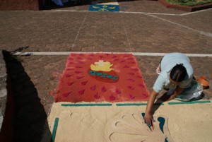 FOTOGRAFÍA: Persona elaborando figuras de la alfombra de aserrín coloreado para la procesión de jueves de Corpus Cristi en Huiramba, Michoacán en el año 2009.