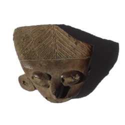 Cara pequeña de barro.