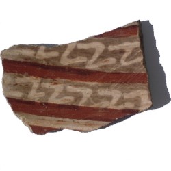 Pedazo de alfareria con pintura.