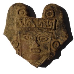 Pedazo de alfareria con rostro.