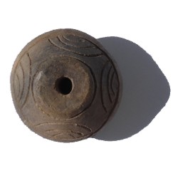 Utencilio circular con curvas concéntricas.