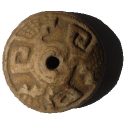 Utensilio circular con grecas.